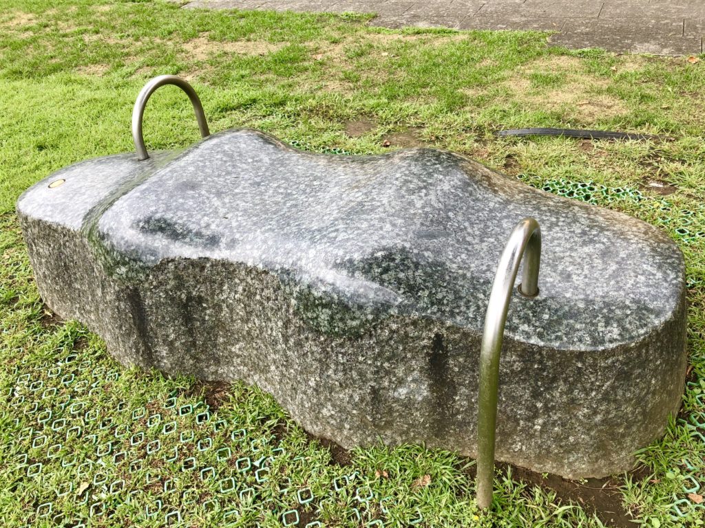 ユニークな形の石のベンチ