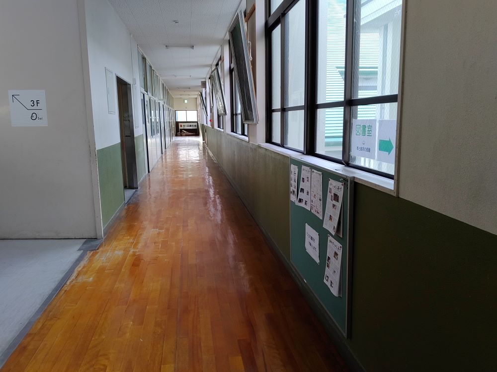 旧校舎の廊下